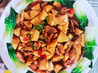 杏鲍菇炒鸡丁的做法步骤：17