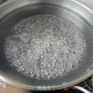 腊猪舌炒马齿苋梗的做法步骤：2