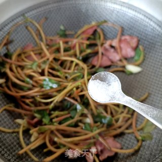 腊猪舌炒马齿苋梗的做法步骤：11