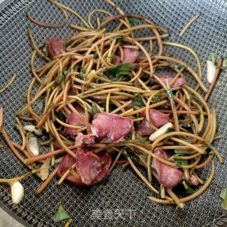 腊猪舌炒马齿苋梗的做法步骤：13