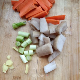 酸萝卜胡萝卜烧肉的做法步骤：3