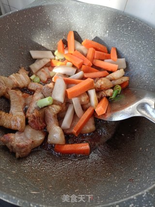 酸萝卜胡萝卜烧肉的做法步骤：9