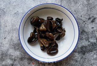 洋葱木耳拌鸡蛋皮的做法步骤：1