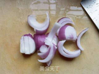 洋葱木耳拌鸡蛋皮的做法步骤：2