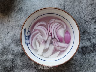 洋葱木耳拌鸡蛋皮的做法步骤：3