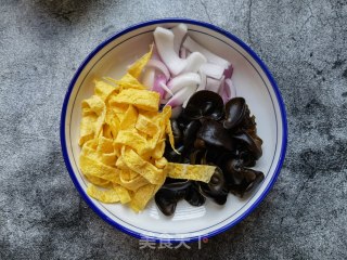 洋葱木耳拌鸡蛋皮的做法步骤：8