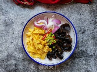 洋葱木耳拌鸡蛋皮的做法步骤：10