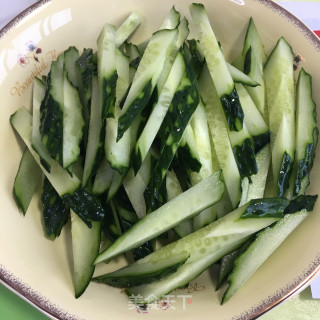 牛里脊炒黄瓜的做法步骤：3