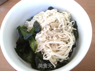 裙带菜拌金针菇的做法步骤：7