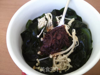裙带菜拌金针菇的做法步骤：9