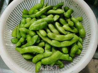 凉拌毛豆的做法步骤：1
