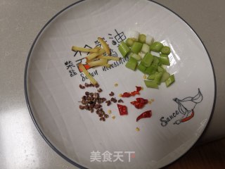 蒜苗烧豆泡的做法步骤：3
