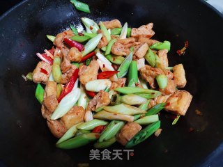 蒜苗烧豆泡的做法步骤：7
