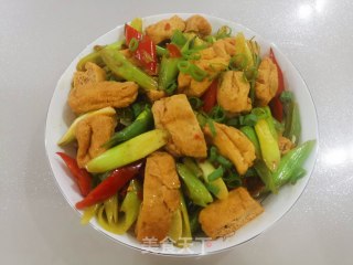 蒜苗烧豆泡的做法步骤：8