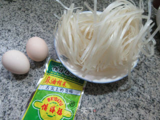 榨菜丝鸡蛋拌河粉的做法步骤：1