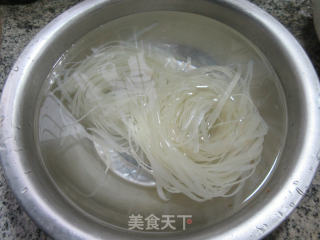 榨菜丝鸡蛋拌河粉的做法步骤：2