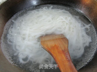 榨菜丝鸡蛋拌河粉的做法步骤：4