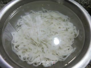 榨菜丝鸡蛋拌河粉的做法步骤：5