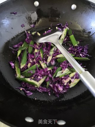 醋溜秋葵紫甘蓝的做法步骤：5