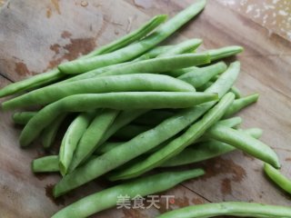四季豆炒包菜的做法步骤：1