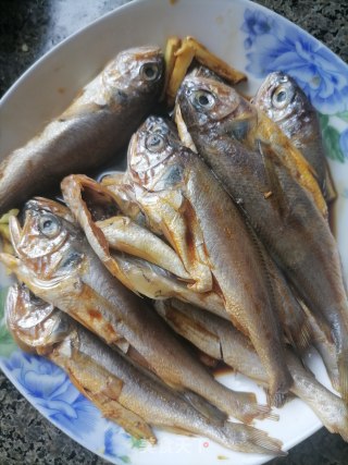 香辣黄花鱼的做法步骤：1