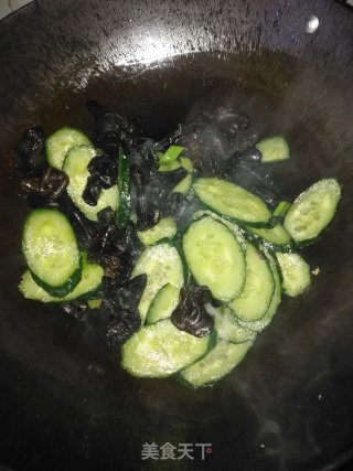 黄瓜木耳炒鸡蛋的做法步骤：8