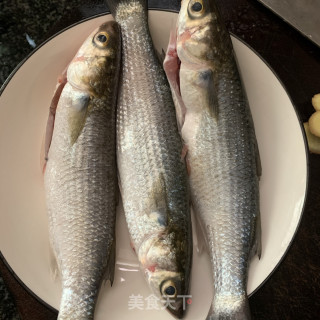 煎煮尖头鱼的做法步骤：1
