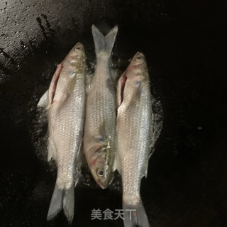 煎煮尖头鱼的做法步骤：3