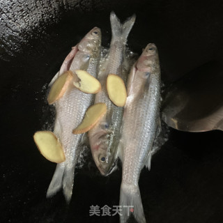 煎煮尖头鱼的做法步骤：4