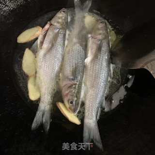 煎煮尖头鱼的做法步骤：5