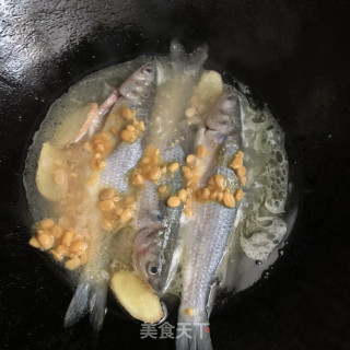 煎煮尖头鱼的做法步骤：7