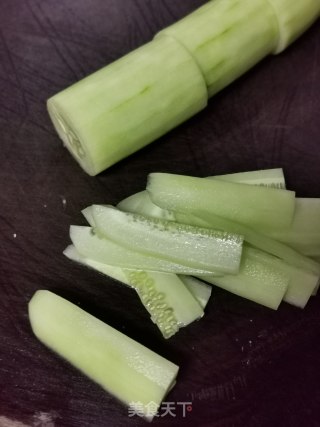 皮蛋黄瓜汤的做法步骤：2