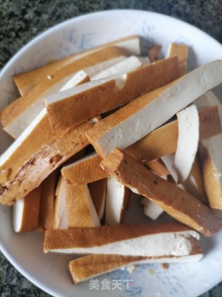 西芹炒豆干的做法步骤：1