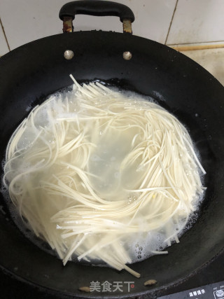 葱花鸡蛋面的做法步骤：3