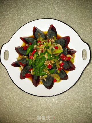 凉拌青椒皮蛋的做法步骤：12