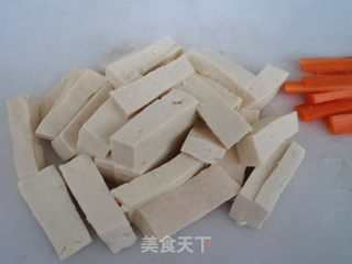 木耳烧豆腐的做法步骤：2