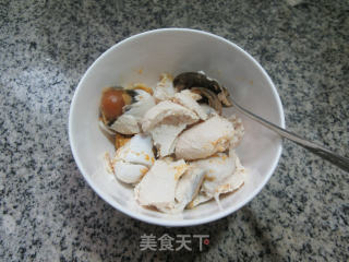 咸鸭蛋炒毛豆的做法步骤：2