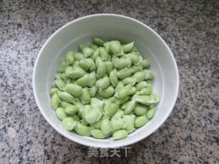 咸鸭蛋炒毛豆的做法步骤：3