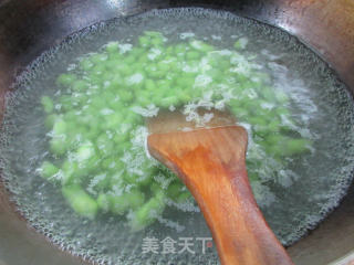 咸鸭蛋炒毛豆的做法步骤：4