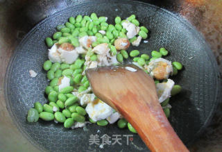 咸鸭蛋炒毛豆的做法步骤：5