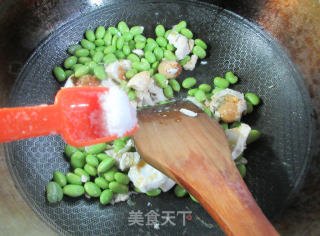 咸鸭蛋炒毛豆的做法步骤：6