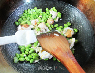 咸鸭蛋炒毛豆的做法步骤：7