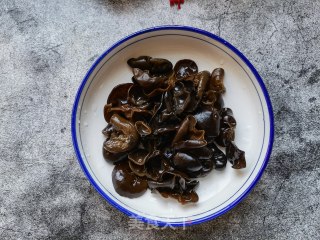 荆芥黄瓜拌木耳的做法步骤：2