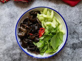 荆芥黄瓜拌木耳的做法步骤：6