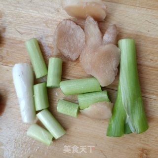 排骨猪皮烧雪魔芋的做法步骤：6