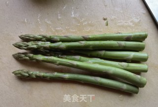 洋葱木耳炒芦笋的做法步骤：1