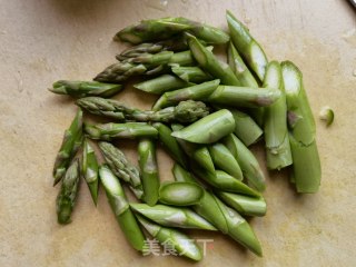 洋葱木耳炒芦笋的做法步骤：2