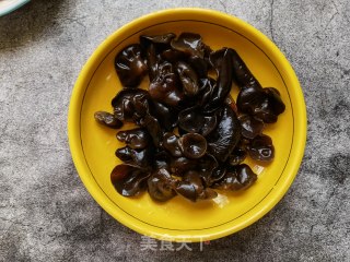 洋葱木耳炒芦笋的做法步骤：3