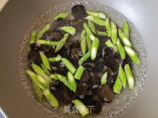 洋葱木耳炒芦笋的做法步骤：5