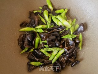 洋葱木耳炒芦笋的做法步骤：7